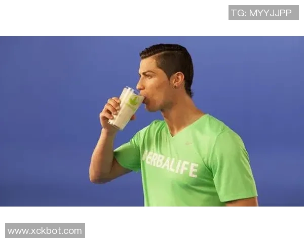 足球明星魅力瞬间揭秘：从场上风采到私下生活的全景写真集