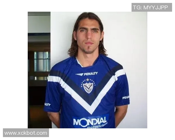 黄色长发的足球明星如何在赛场上展现独特魅力与个人风格 黄色长发的足球明星如何在赛场上展现独特魅力与个人风格