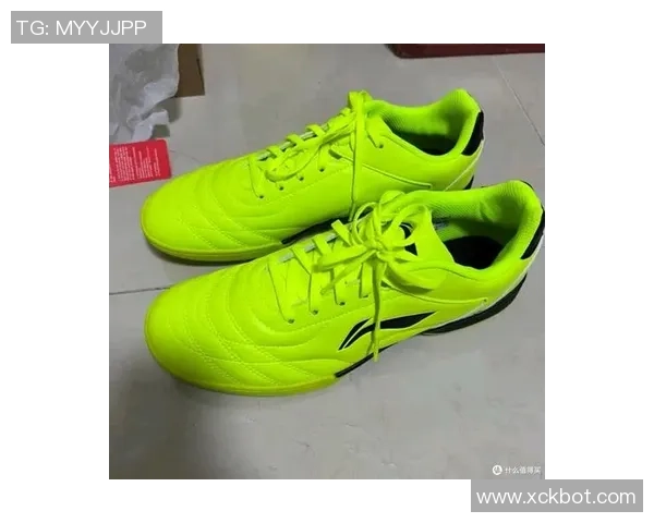 揭秘哪位足球明星在赛场上穿着独特的绿色球鞋引发热议